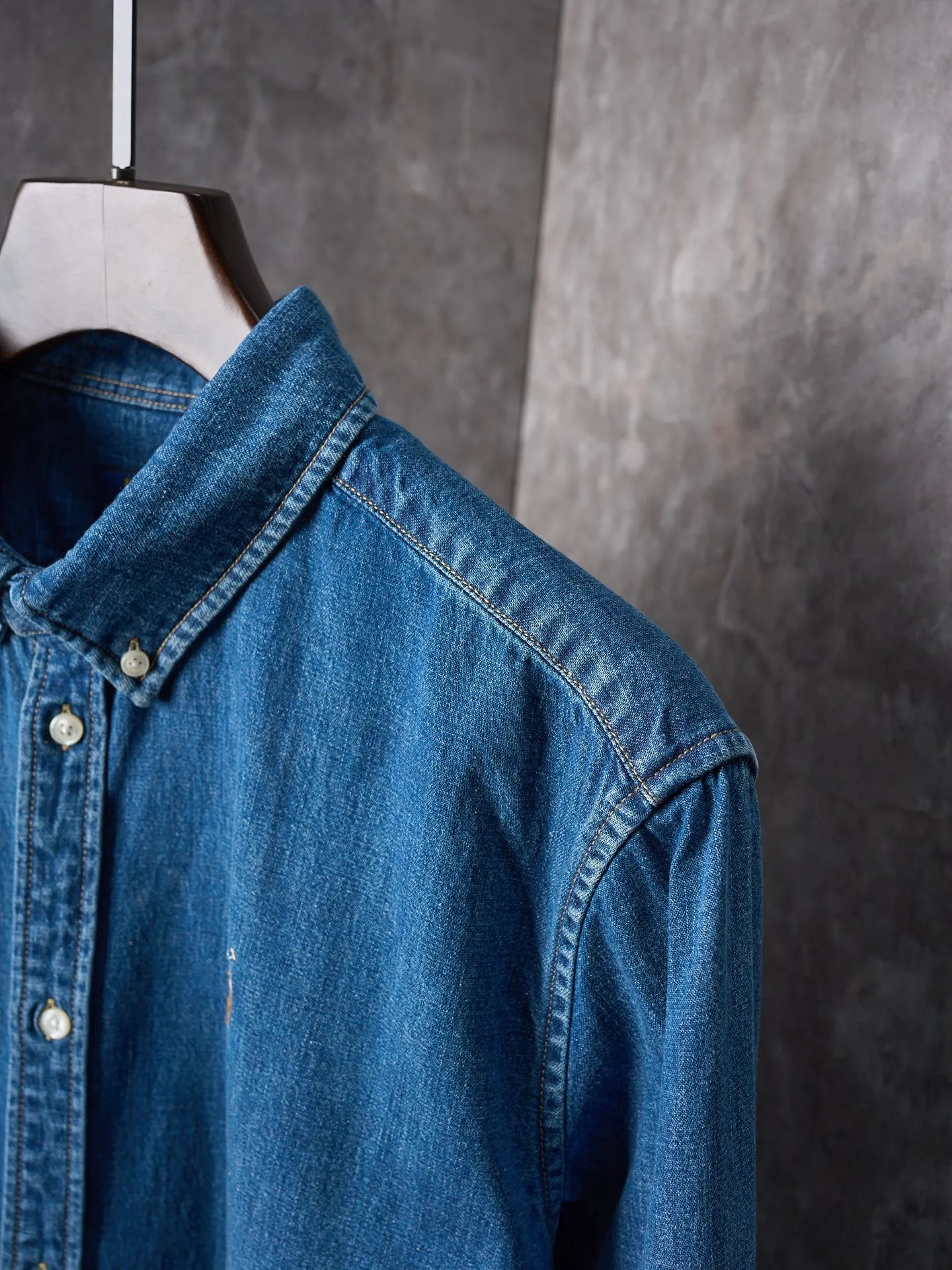 P440 Actual auction] Ralph Lauren/Ralph Lauren colorful pony logo embroidered denim shirt [Ready stock] S M L XL custom-made thick-weave twill ring yarn denim, soft and silky, comfortable and skin-friendly, matte indigo, a denim poem dyed with time. The exquisite colorful pony logo on the left chest jumps into indigo, fully recognizable, with a breath of freedom and vitality, a pure and smart color symphony The deconstructed poetics of the pointed collar and placket creates a lazy French atmosphere. Even walking has a designed sense of calmness. It uses imported machine embroidery technology and uses advanced computer control systems and precision mechanical components to realize colorful pony embroidery operations with high precision and smooth and delicate lines. It uses multiple horses to rub sand and uses high-pressure spray guns to rub in specific parts to achieve a local gradient effect. Then, it uses frosting technology to create a unique texture pattern. The workmanship is extremely complex and time-consuming. Using washing and frying process, the special desizing agent is given priority, and then the fabric is soaked in it to evenly receive the sizing. After desizing, it is finally rinsed. The workmanship is extremely complicated, the loss is high, and the fit is suitable.